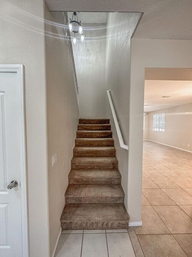 Building Photo - IMMACULATE REMODLED 2 STORY HOME IN HENDER...