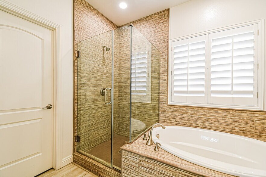 Building Photo - 10843 Thatcher Ave