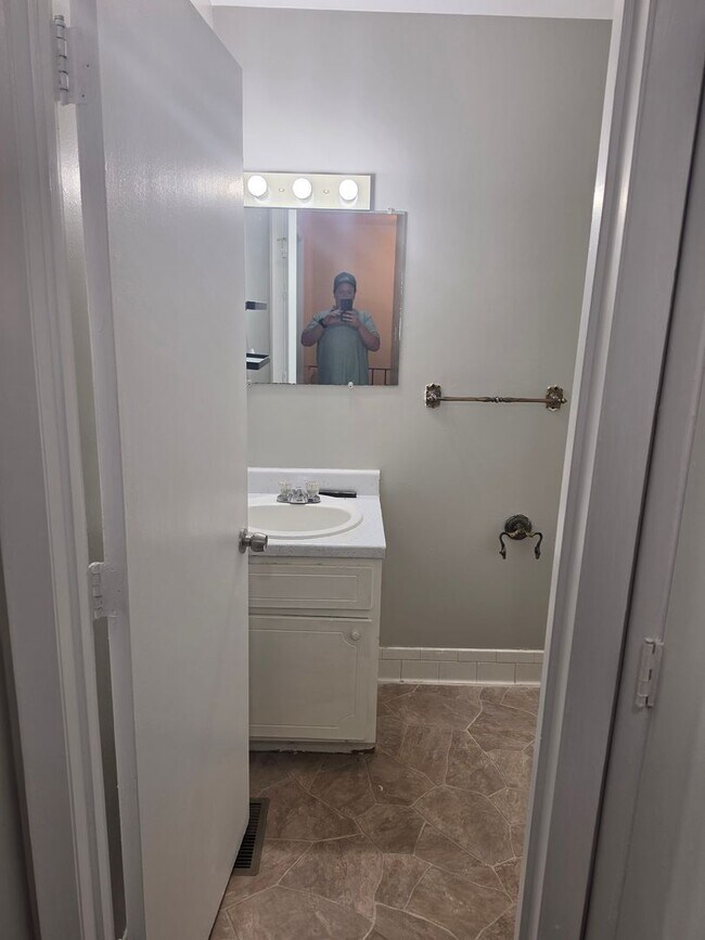 Building Photo - 3 bedroom 2.5 bath townhouse