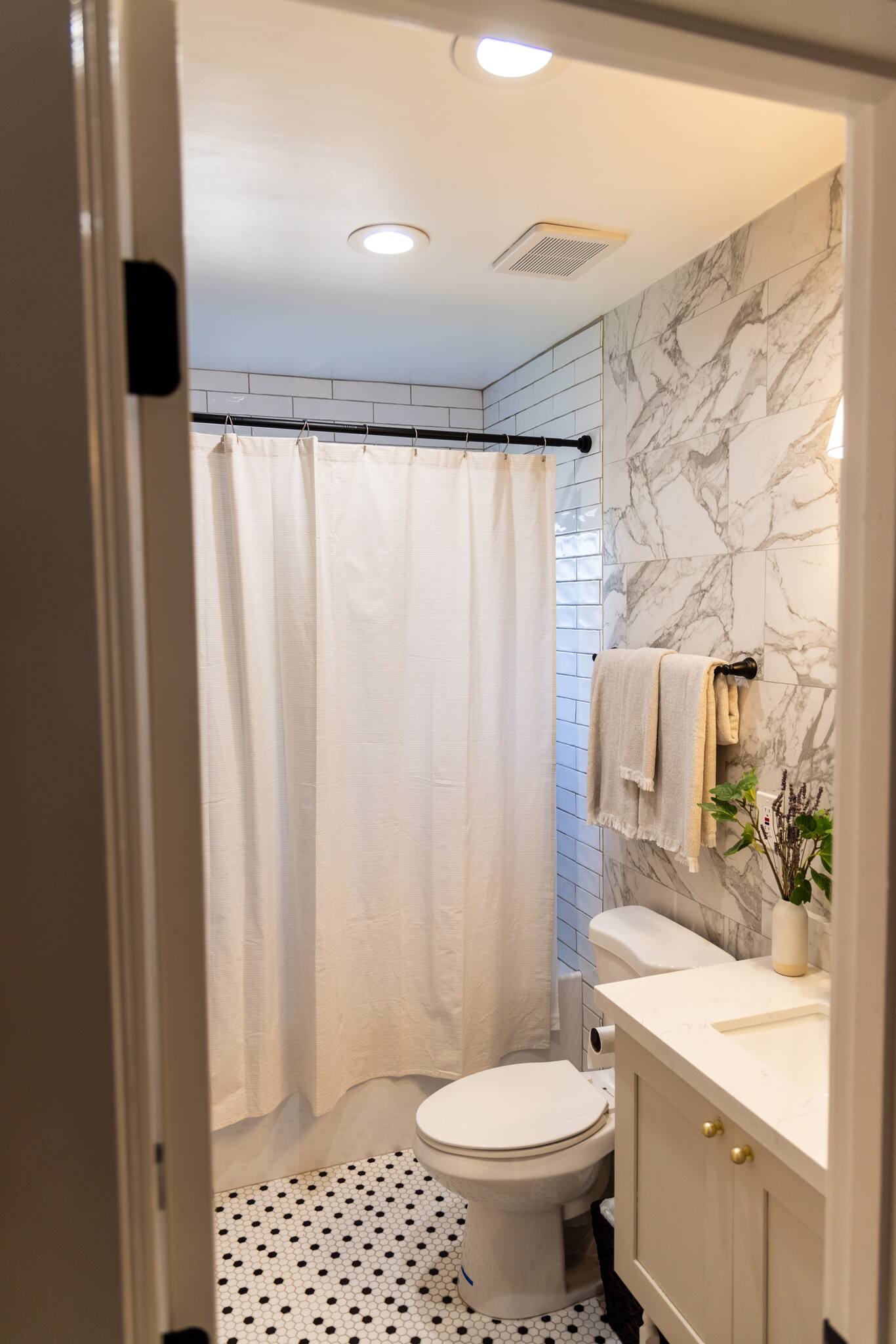 Guest Bathroom (shower/tub) - 1359 E Whitton Ave