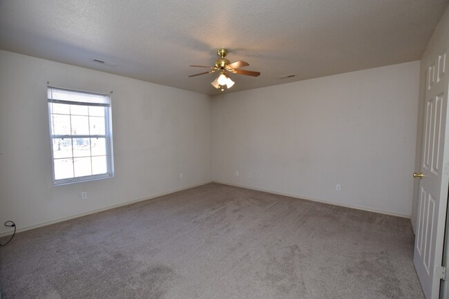 Building Photo - 1714 W Redbud Dr