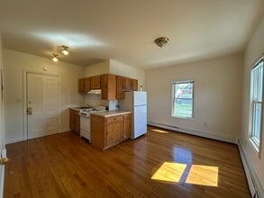 Building Photo - 11 Snow St