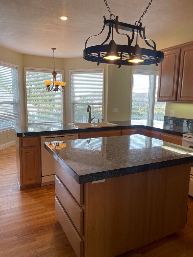 Building Photo - Luxury Living in The Knolls