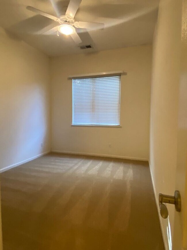 Building Photo - Immaculate home in West Roseville! Please ...