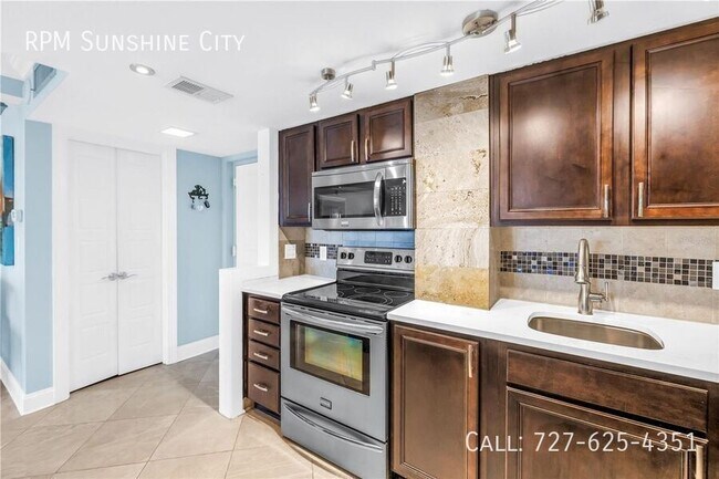Building Photo - 4900 Brittany Dr S
