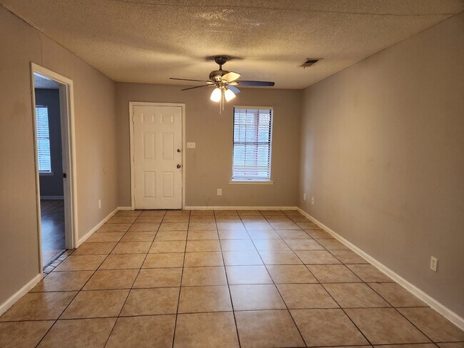 Building Photo - 1 month free call for details!!! Section 8 accepted!!!  2-Bedroom Apartment in Prime Decatur Loca...