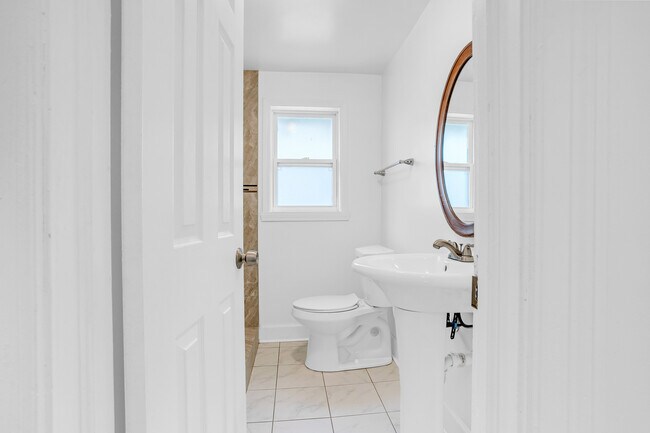 Building Photo - 906 E 39th St