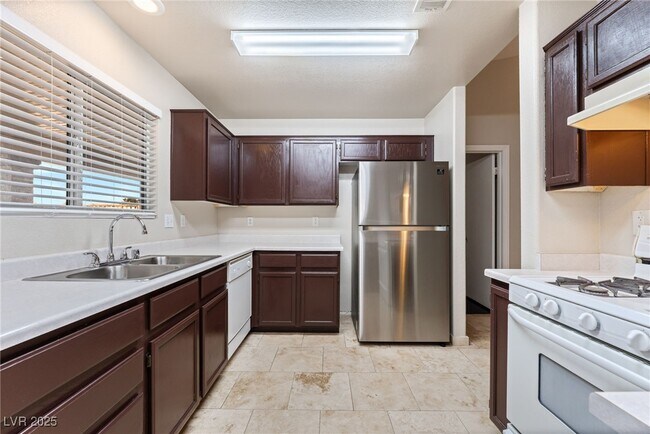 Building Photo - 857 Lantham Pl