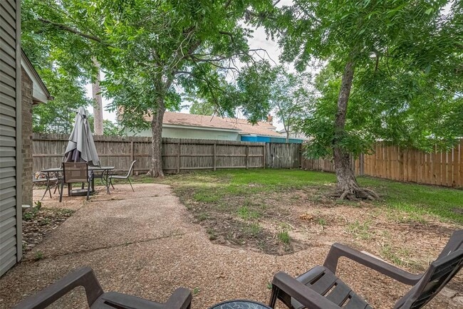 Building Photo - 8711 Pines Pl Dr