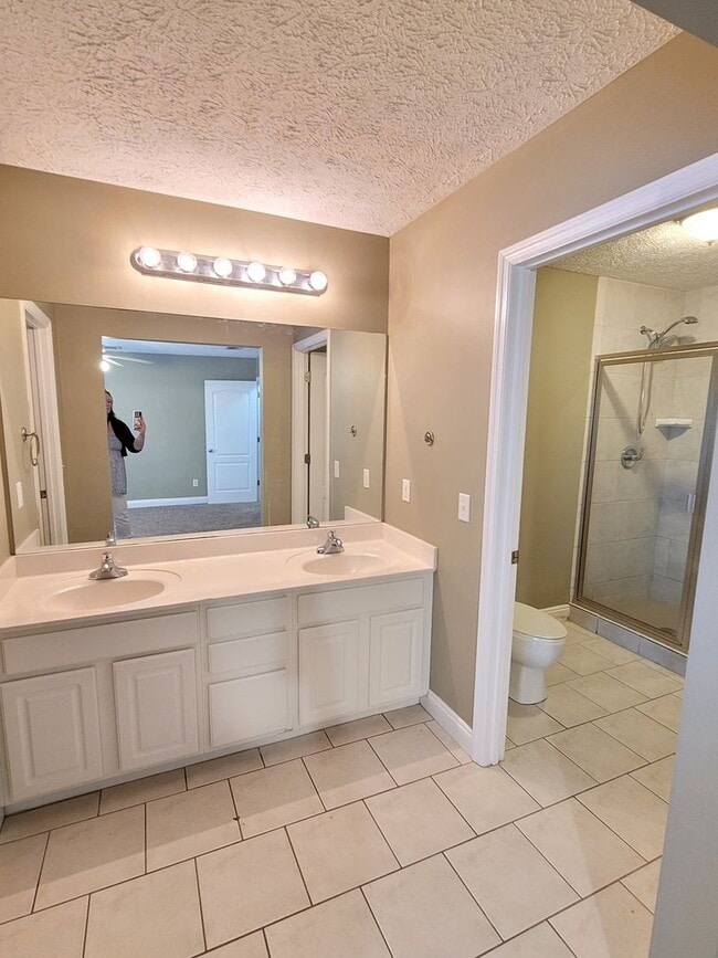 Building Photo - Cherokee Heights - 3 BR|2 BA w/ 2 Car Garage!