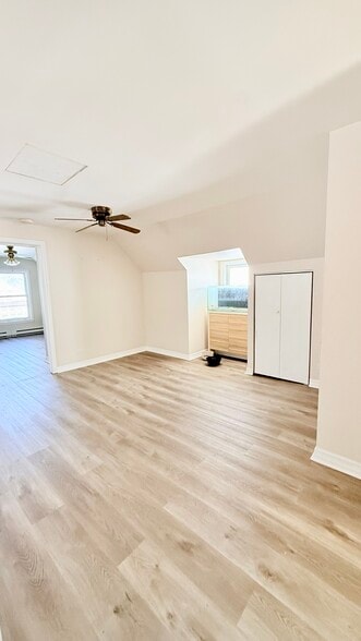 Building Photo - 5843 W Warwick Ave