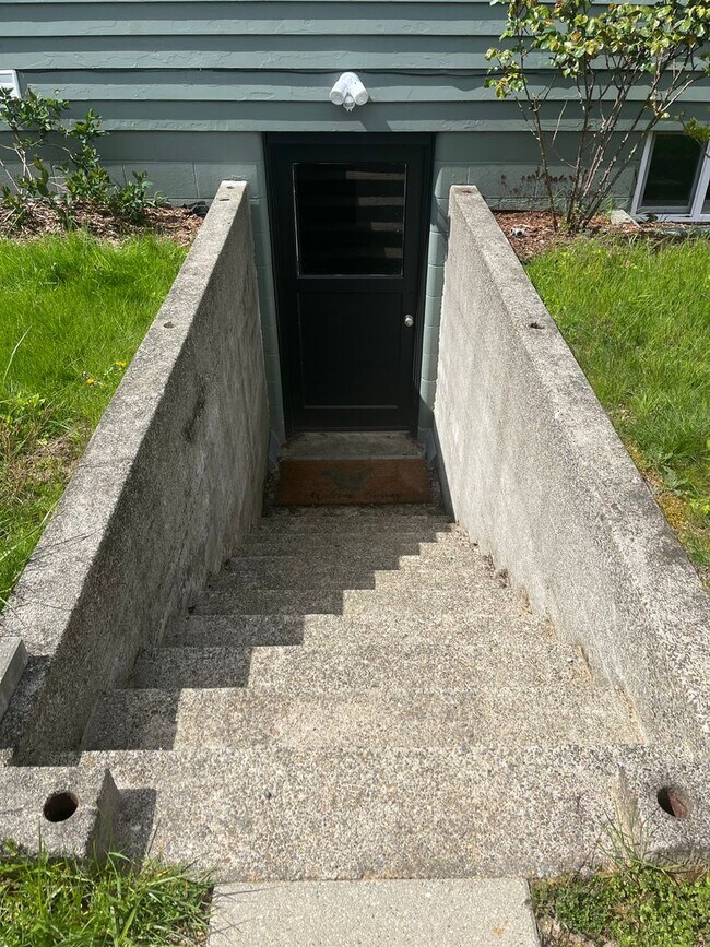 Building Photo - 2843 Harold Dr SE
