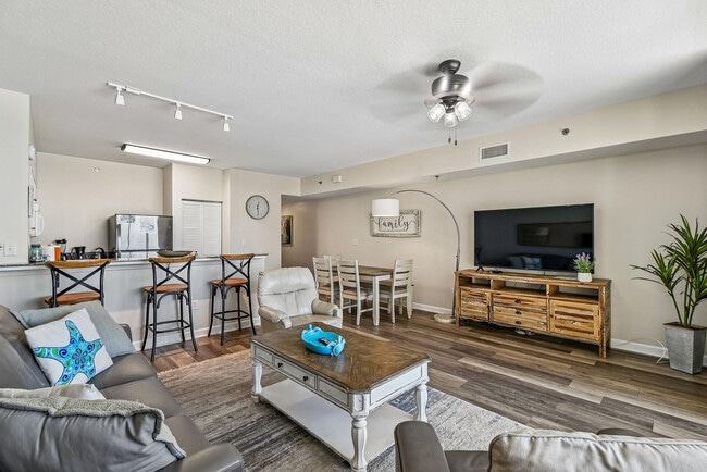 Building Photo - 9896 S Thomas Dr