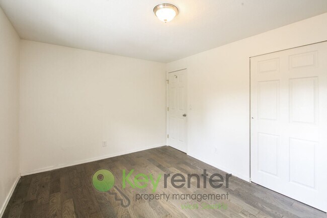 Building Photo - Spacious 4 Bedroom with Open Floor Plan and AC