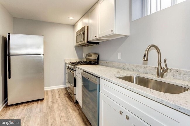 Building Photo - Spacious single family home with full basement