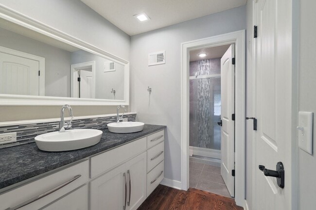 Building Photo - {10805} Gorgeous Remodel in Fantastic Location + One Level Living + Hardwood Floors & Granite Cou...