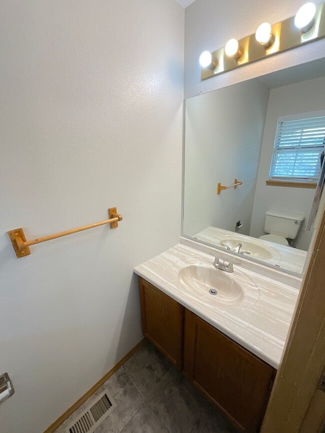 Building Photo - 2 Bedroom Townhome Available Near Austin B...