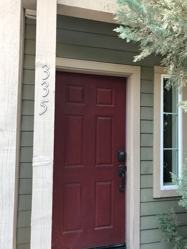 Building Photo - 4 Bedroom Home Close to Gym and Shopping-$...