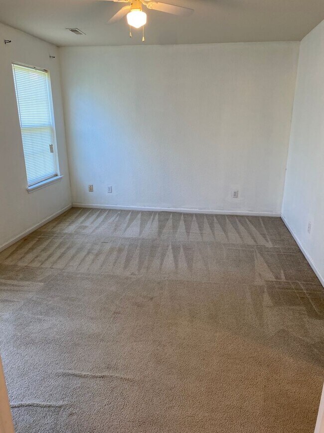 Building Photo - 3 bedroom/2 bathroom single family home!  ...