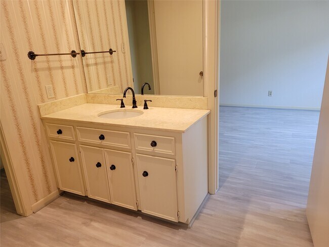 Building Photo - 406 Fox Briar Ln