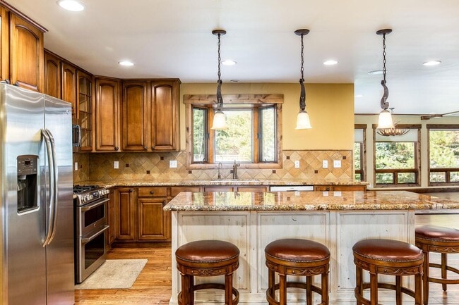 Building Photo - Long term lease in the heart of Park City! Available Mid October 2026