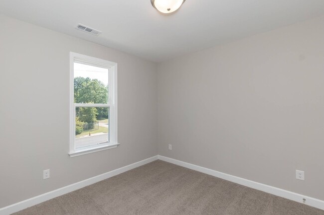 Building Photo - Four Bedroom Home