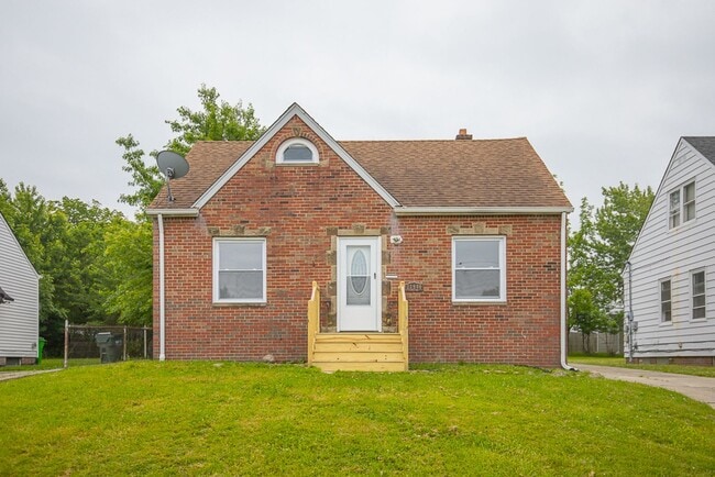 Building Photo - 3 Bedroom/1 Bath Single House Euclid!