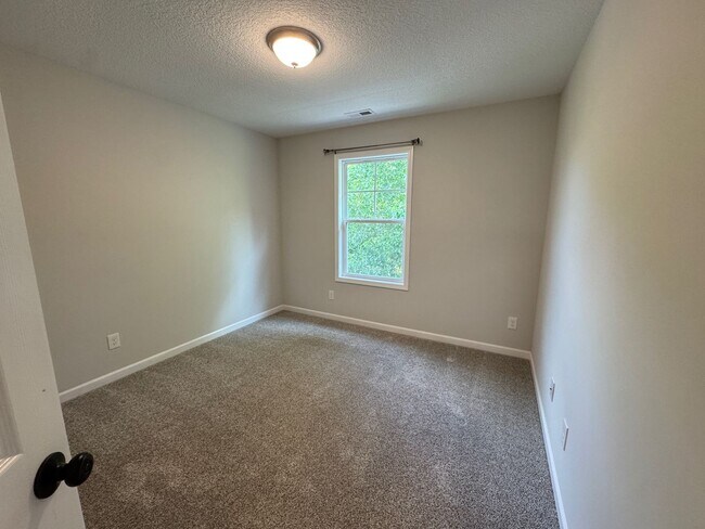 Building Photo - Oakley - Modern Three Bedroom