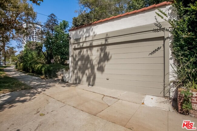 Building Photo - 1332 Comstock Ave