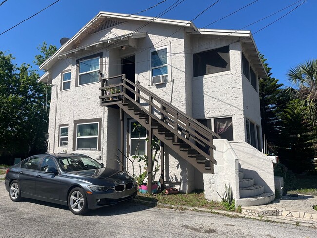 Building Photo - Rent the whole top floor!