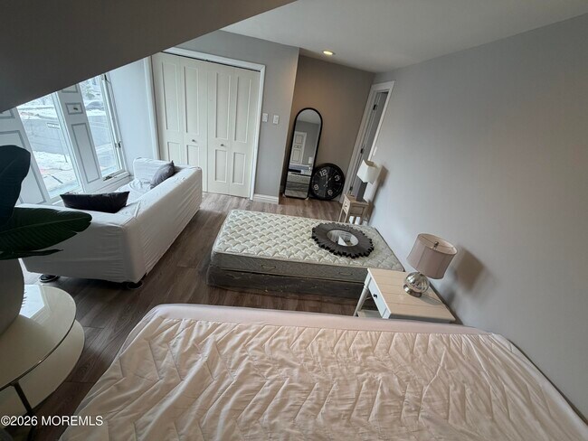 Building Photo - 116 12th Ave