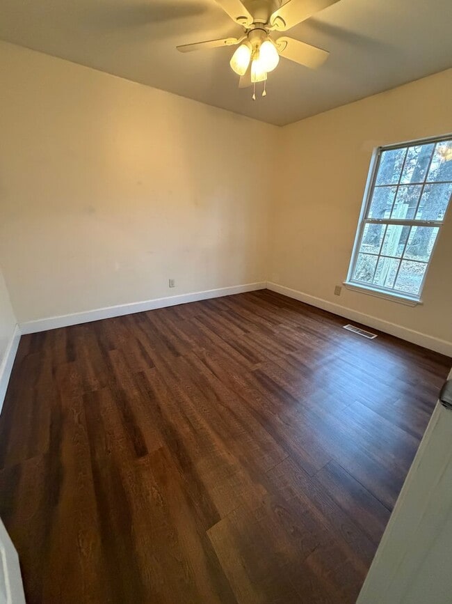 Building Photo - $1300 Move In Special