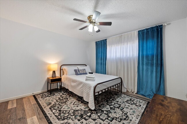 Building Photo - Fully Furnished Rental!!