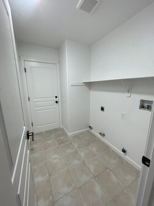 Building Photo - BEAUTIFUL 3 BEDROOM HOME FOR RENT