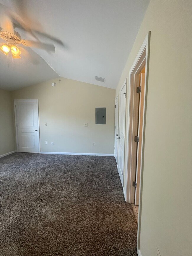 Building Photo - 17-1728 J&amp;S