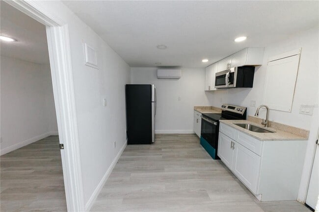 Building Photo - 1741 Fairfield St