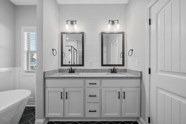 Building Photo - Pet Friendly Four Bedroom with Bonus!