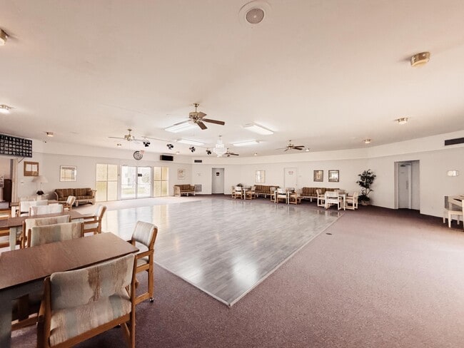 Building Photo - 600 Village Green Ct