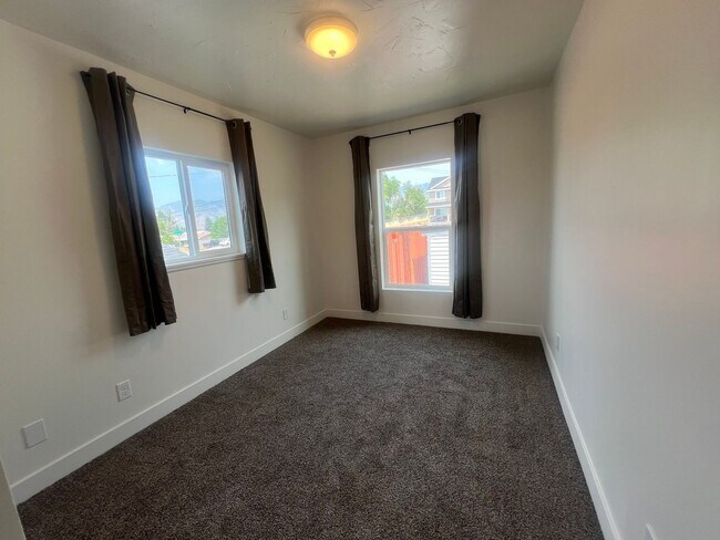 Building Photo - 345 E 400 N
