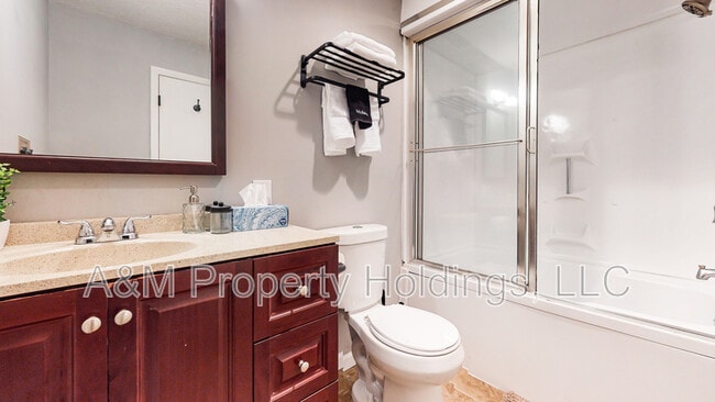 Building Photo - 3120 Greenbriar Dr