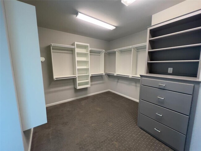 Building Photo - 424 Seville Dr