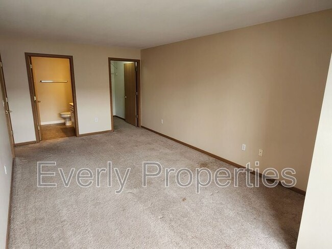 Building Photo - 6935 70th Ct