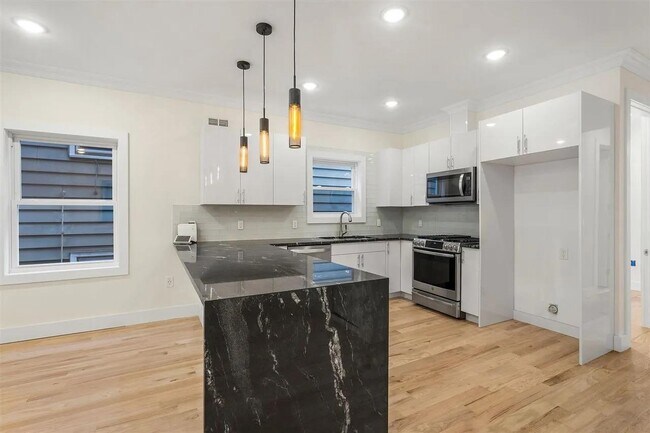 Building Photo - 379 Ege Ave