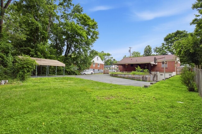 Building Photo - Donelson mid-mod ranch with full unfinished basement workshop, large yard, 3 BR 1 Bath, 20 minute...