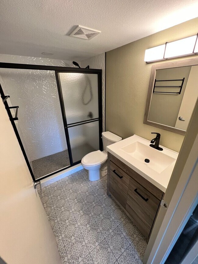 Building Photo - Beautifully Updated 2 Bedroom, 2 Bath Top ...
