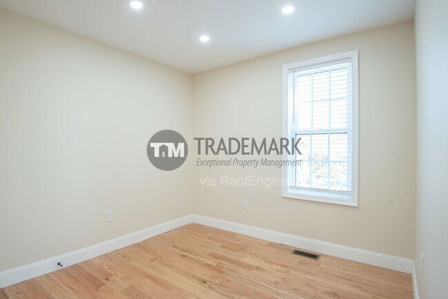 Building Photo - 323 N Mulberry St