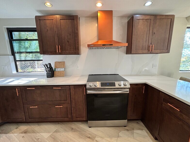 Building Photo - 457 S Ventu Park Rd