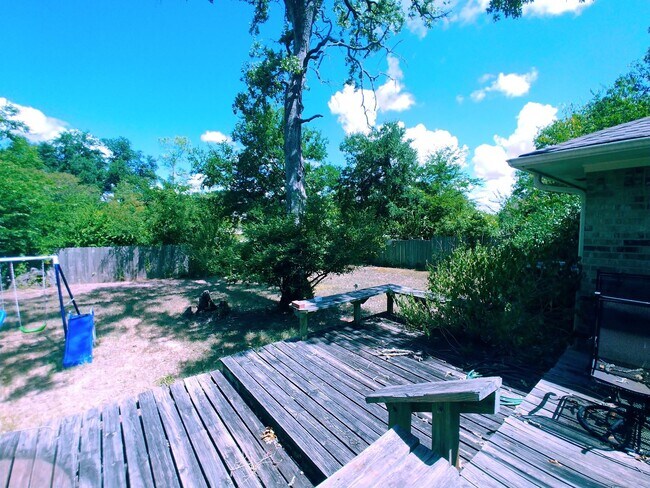 Building Photo - Spacious 3/2 home in convenient location