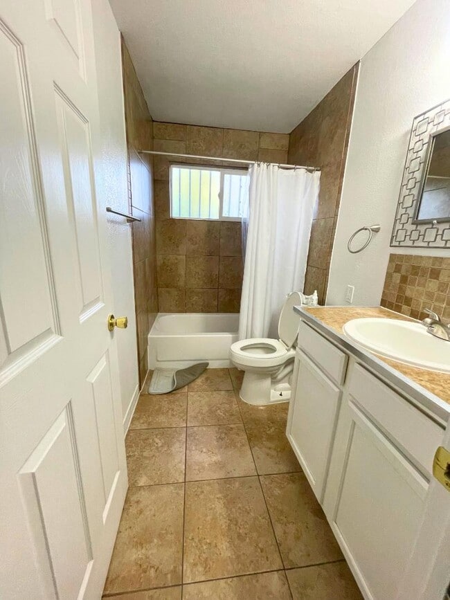 Building Photo - 2421 Country Club Blvd