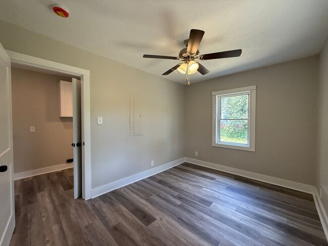 Building Photo - Cozy 2BR Cottage w/Deck & Fenced Yard